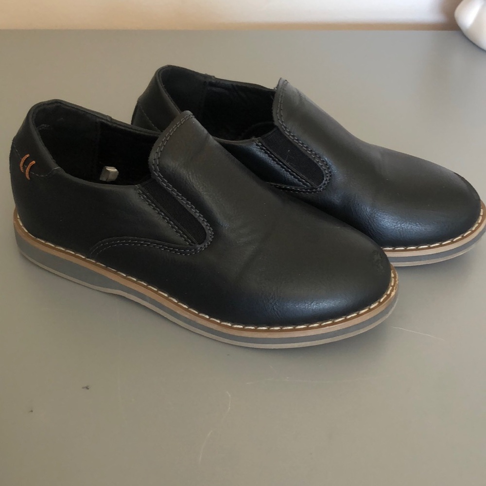 Cat and jack boys dress shoes in black size 11